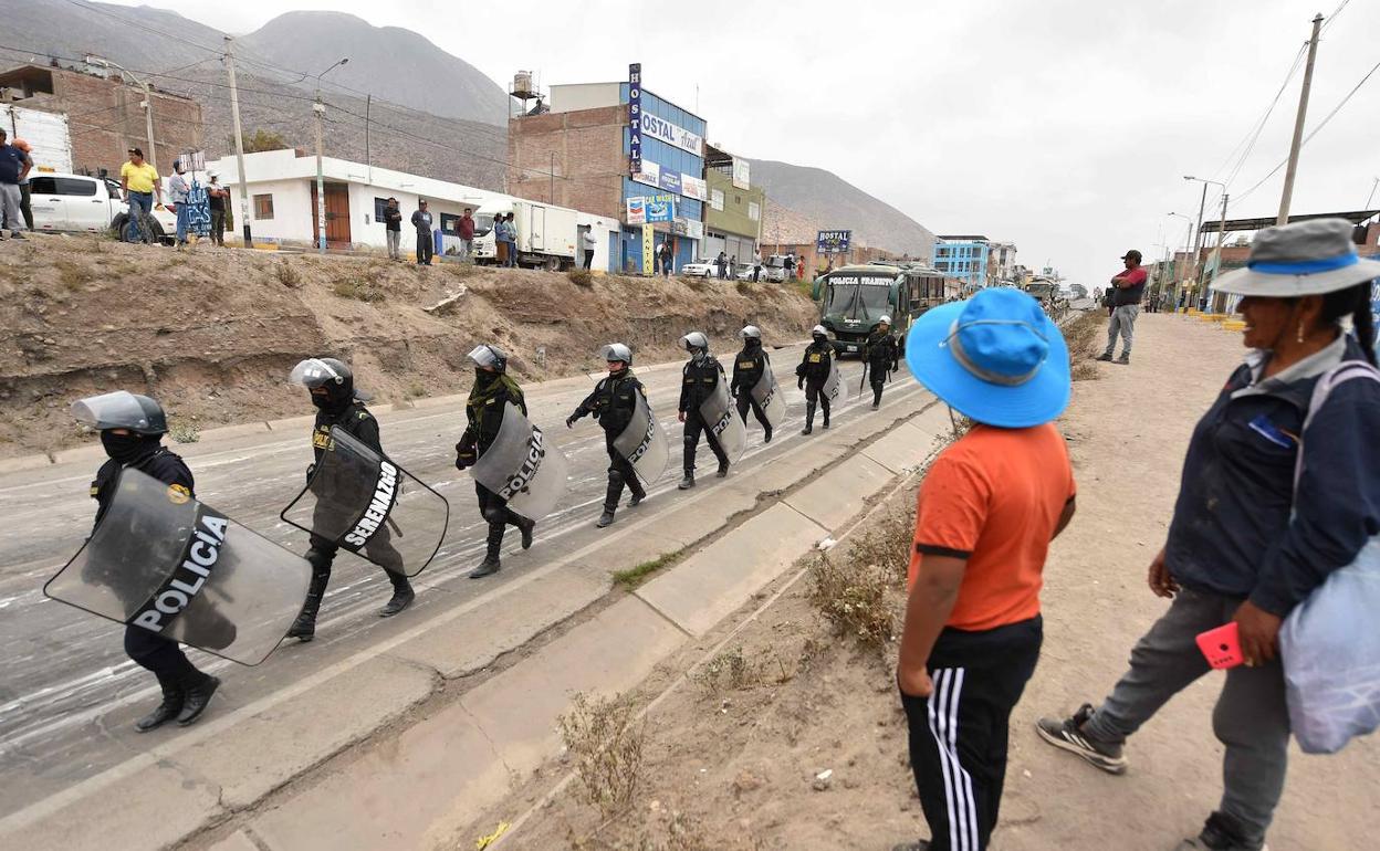 Policías peruanos desfilan por las calles de Arequipa (Perú). / 