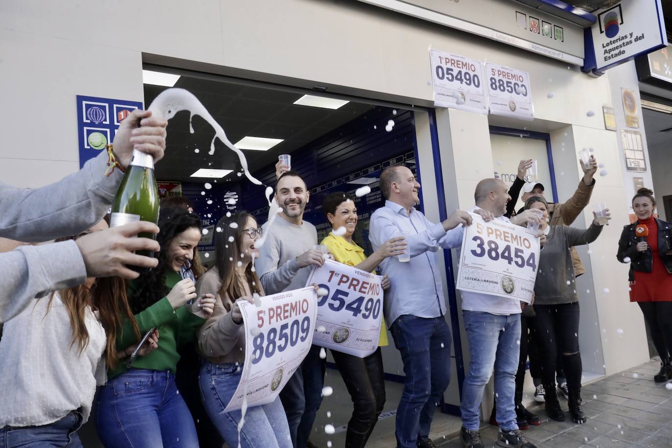 El Gordo y un quinto premio vendidos en Manises.