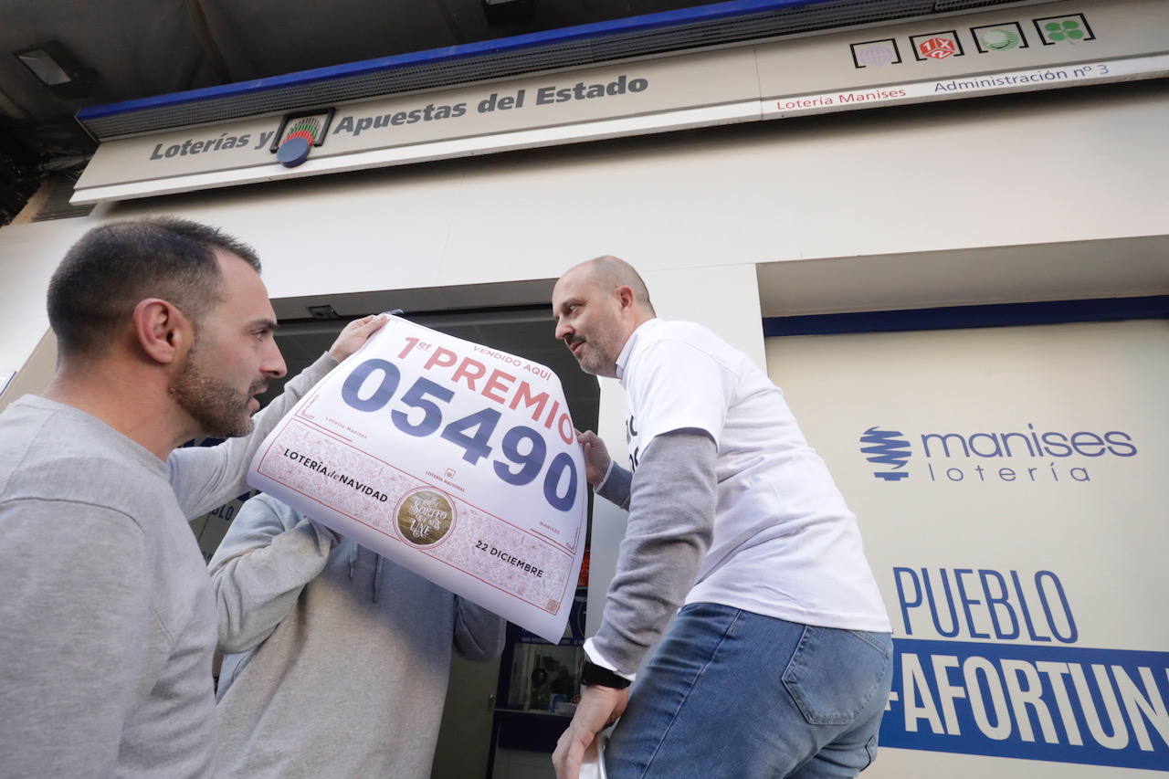 El Gordo y un quinto premio vendidos en Manises.