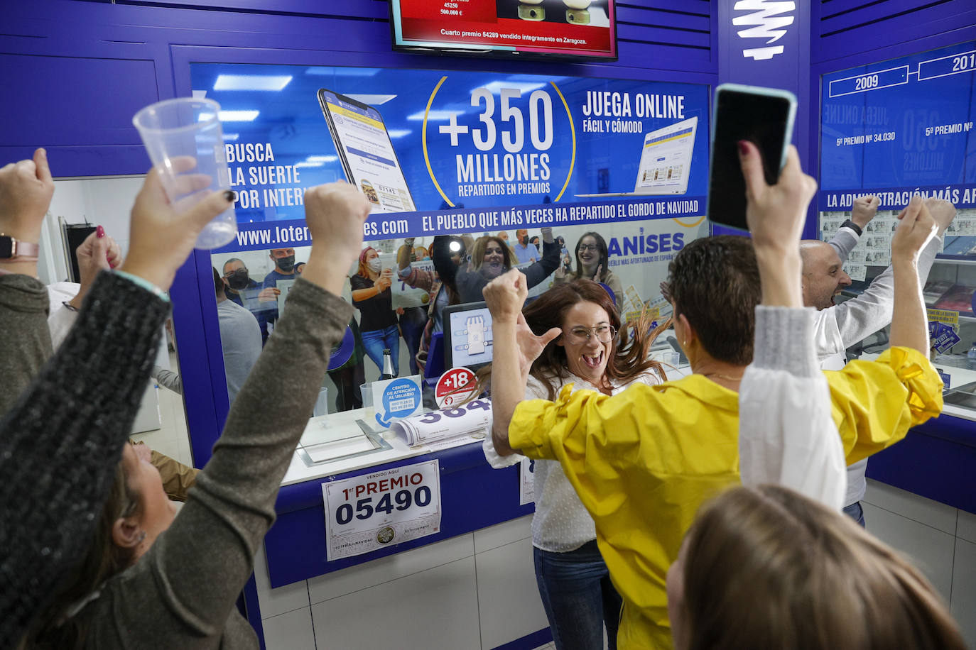 Varias personas celebran el Gordo del sorteo en Manises.