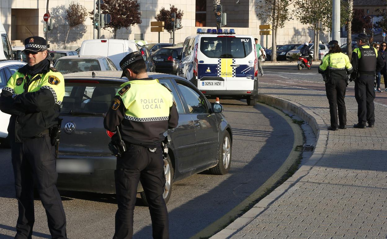 Un control de la Policía Local en Valencia. 