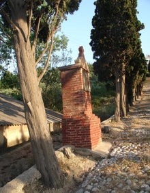 Imagen secundaria 2 - Un casilicio hundido, la ermita de Potries y el camino del calvario con un ciprés y otra estación inclinados. 