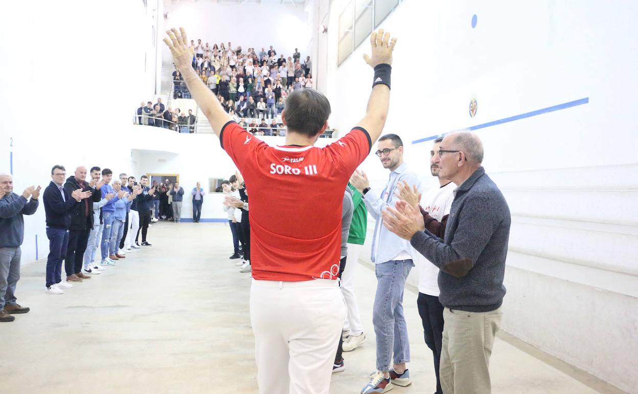 Soro III, junto a su padre y su hermano, recibe una emotiva ovación en el trinquet de Vila-real.