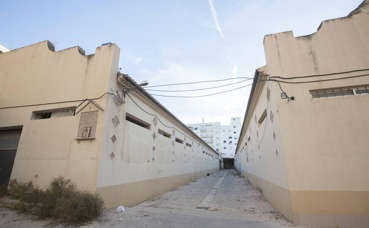 Parte de las naves que serán derribadas en el proyecto de la residencia.