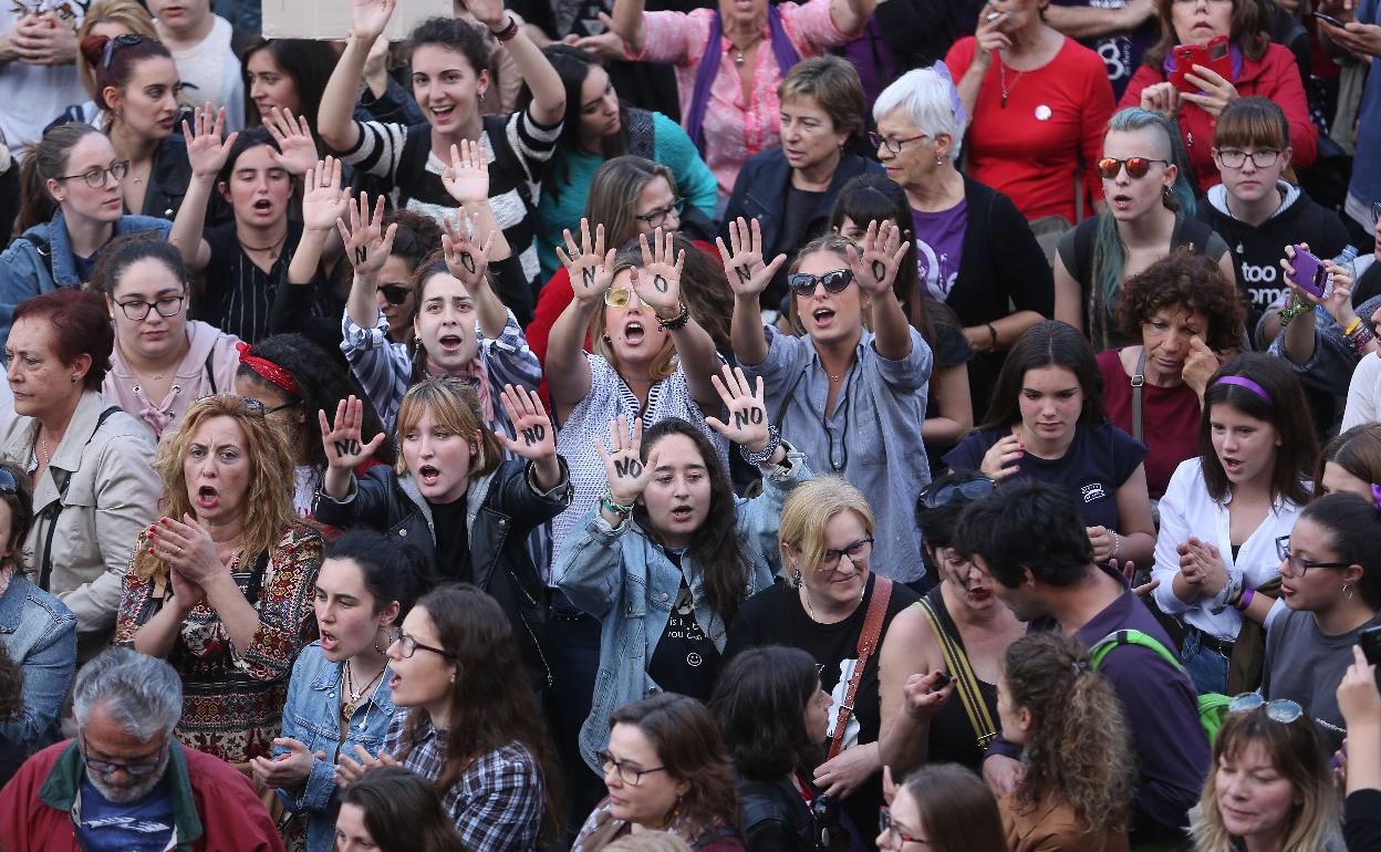 Concentración en Valencia por la sentencia contra los miembros de la manada de los sanfermines de Pamplona. 