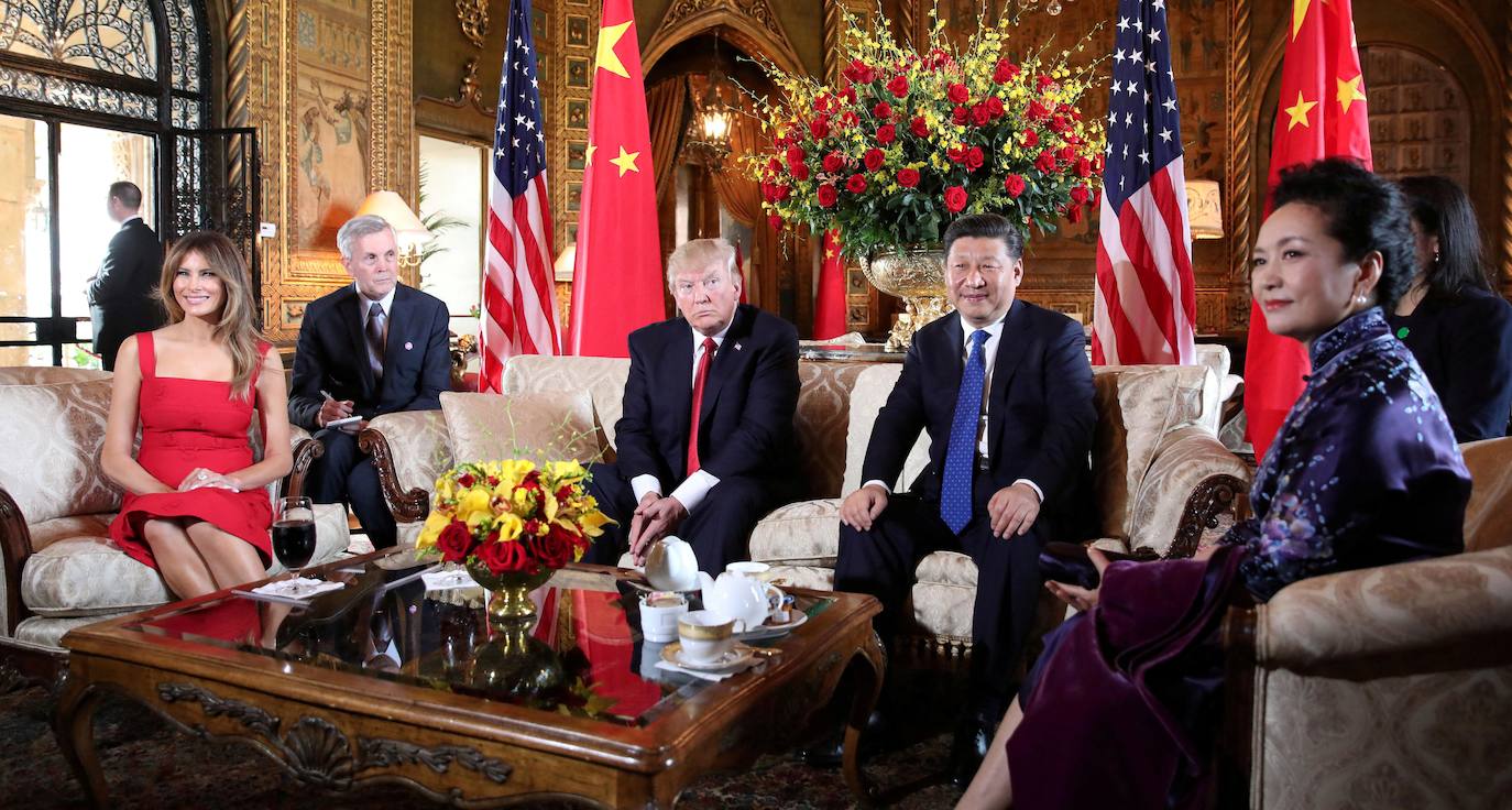 Trump y el presidente chino Xi jinping, con sus parejas, en una reunión en Mar-a-Lago en 2017