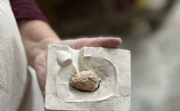 Una de las piezas en manos de la artesana. 