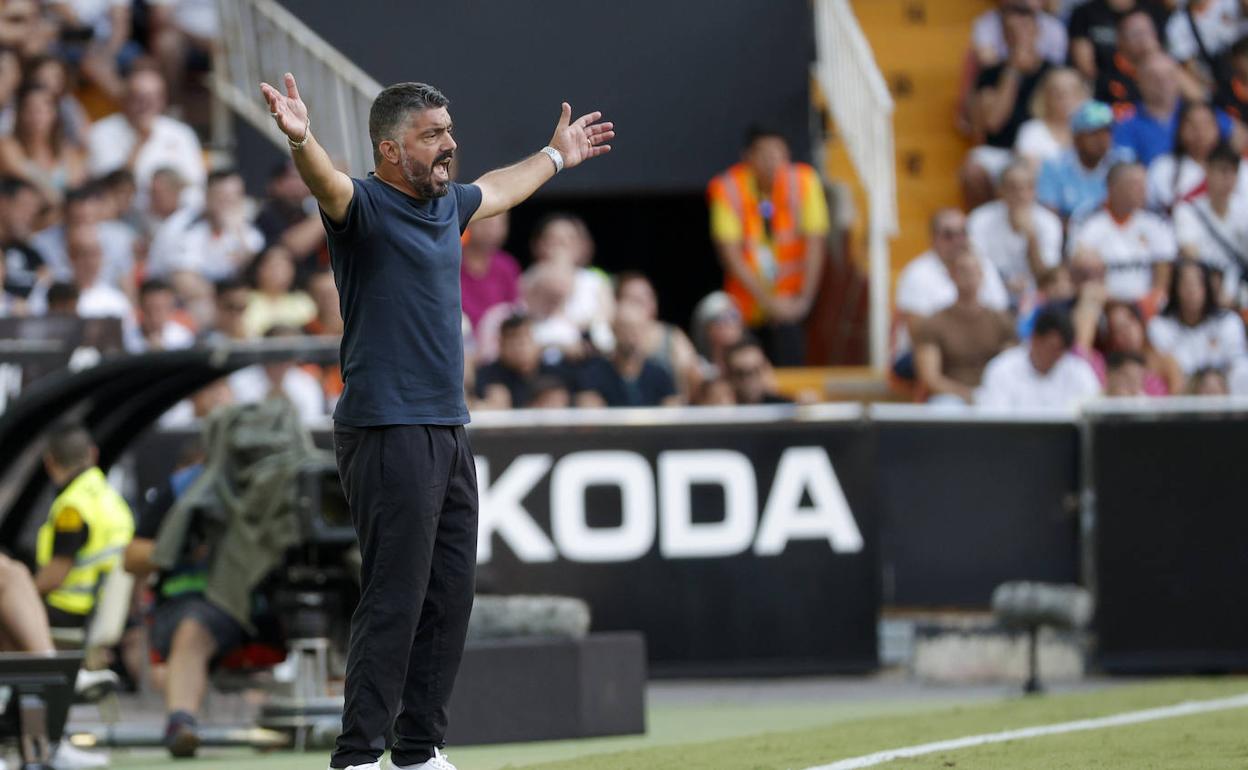 Gattuso da indicaciones en la banda en un partido disputado en Mestalla esta temporada. 