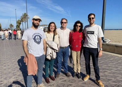 Imagen secundaria 1 - Familias que han compartido la Navidad en la playa. 