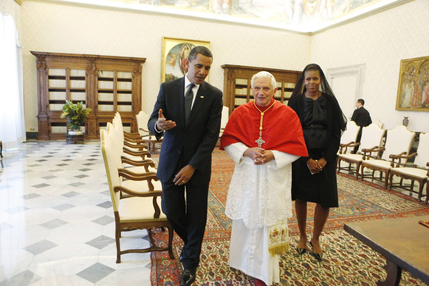 El expresidente Barack Obama y su esposa Michelle se reúnen con el papa Benedicto XVI.