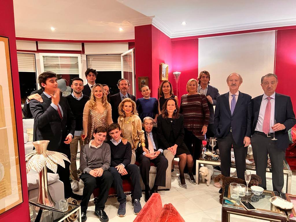 La familia de Mayrén Beneyto, en la cena de Nochebuena en casa de una de las grandes anfitrionas de Valencia.