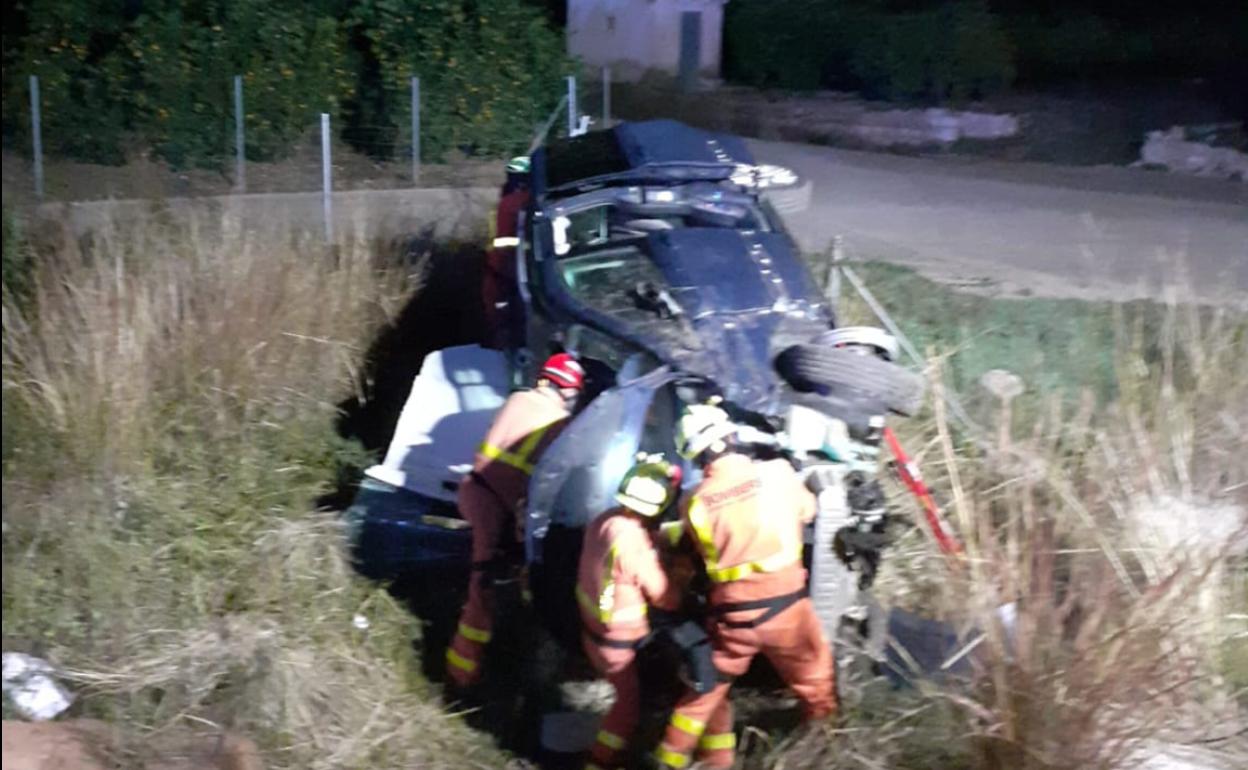 Bomberos trabajando en la excarcelación en otro accidente de tráfico. 