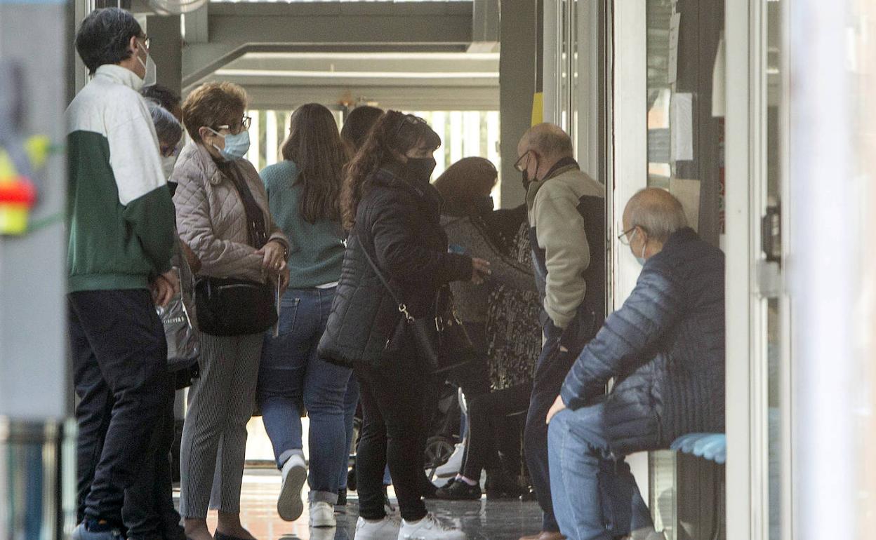 Usuarios del centro de salud de Serrería, en la ciudad de Valencia, este lunes.