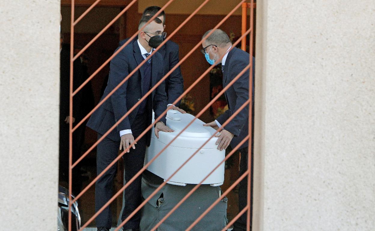 Un momento del funeral de los tres miembros de una familia asesinados el 6 de febrero en Elche. 