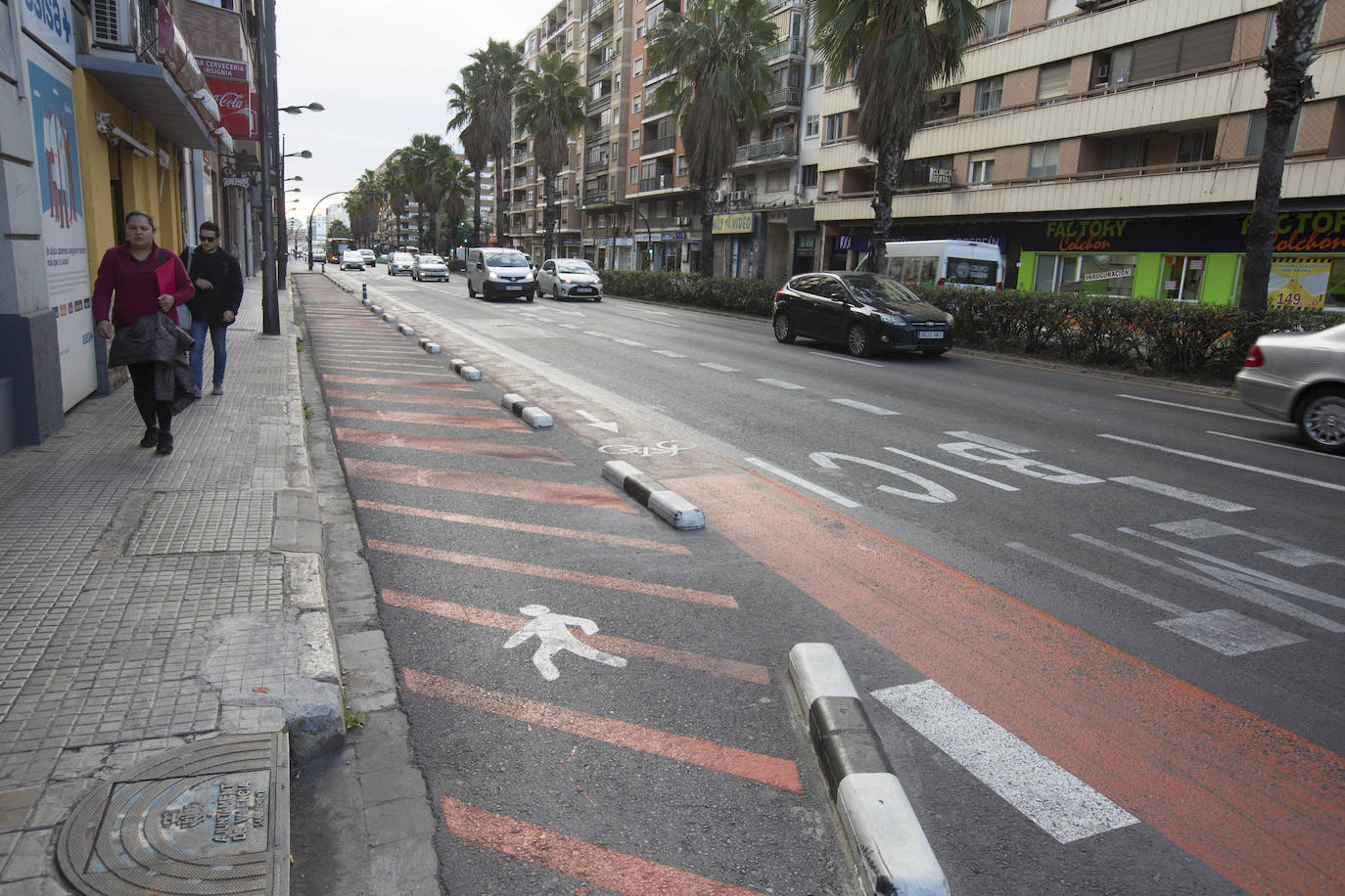 Fotos: La calzada de Pérez Galdós, pintada de rayas rojas