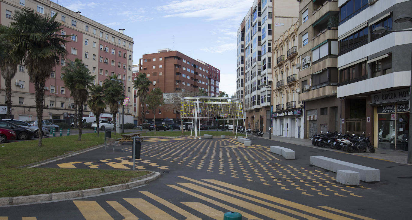 Fotos: La calzada de Pérez Galdós, pintada de rayas rojas