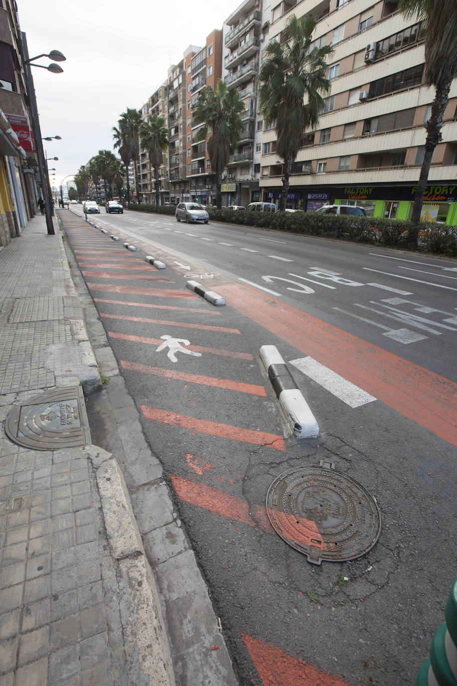 Fotos: La calzada de Pérez Galdós, pintada de rayas rojas