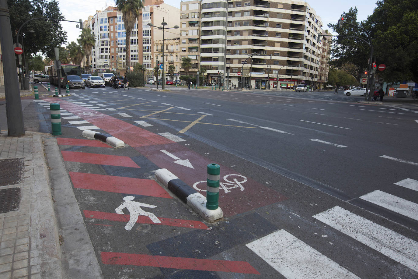 Fotos: La calzada de Pérez Galdós, pintada de rayas rojas