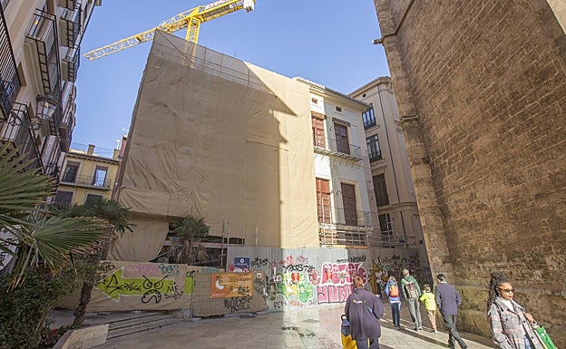 Fachada de la Casa del Relojero vista desde la calle Micalet. 