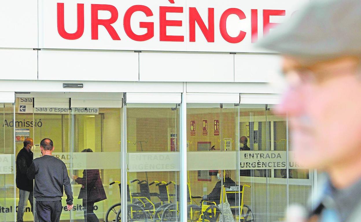 Acceso al servicio de Urgencias del hospital Clínico de Valencia, este martes.