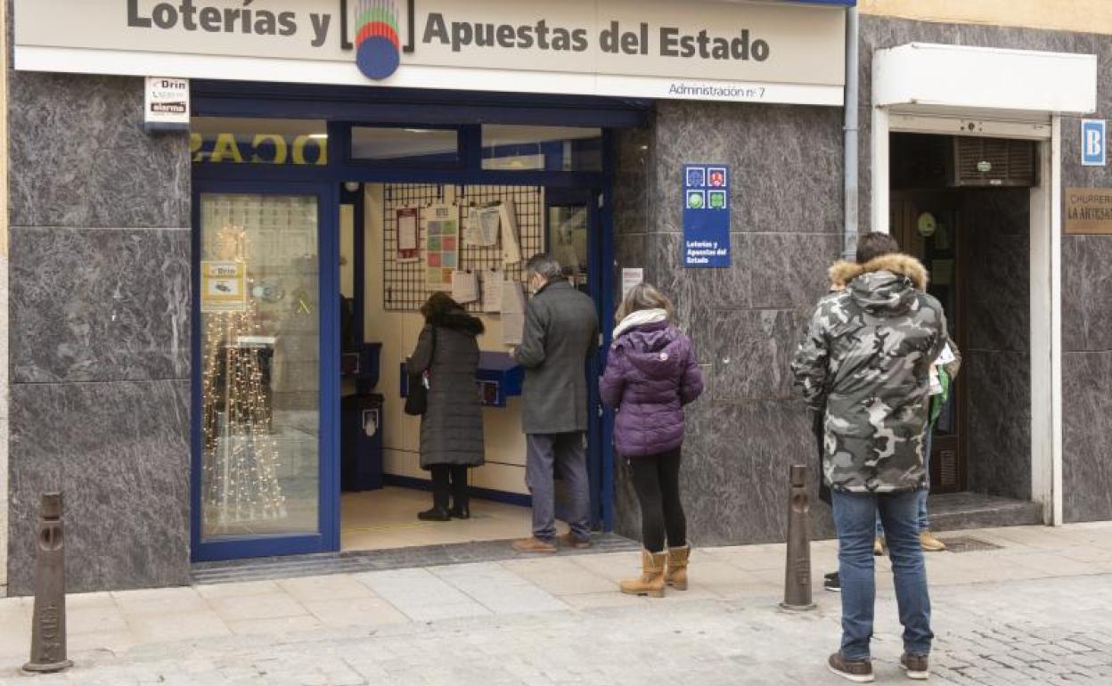 Colas en una administración para vender Lotería.