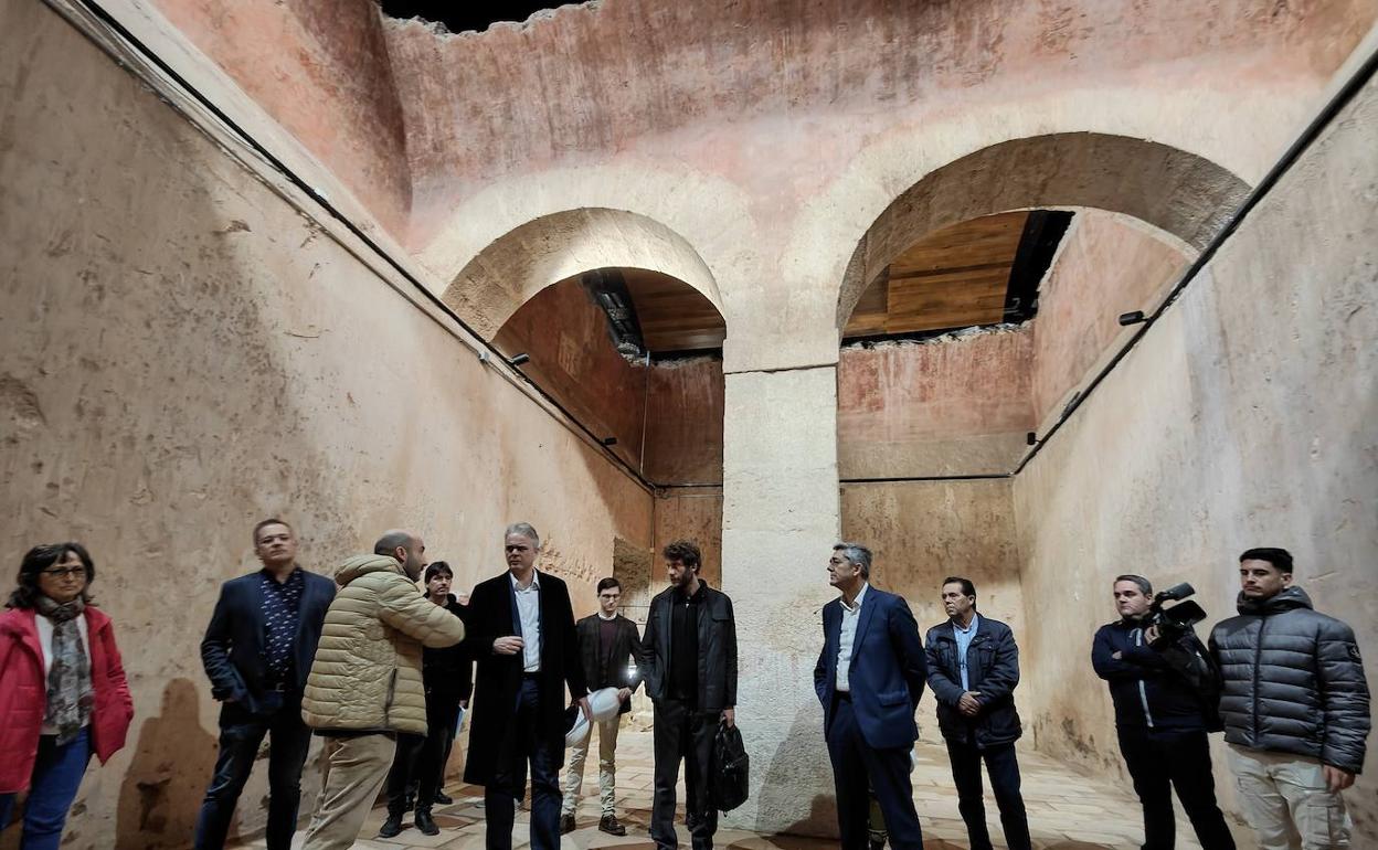 Un momento de la visita de Illueca con las autoridades locales. 