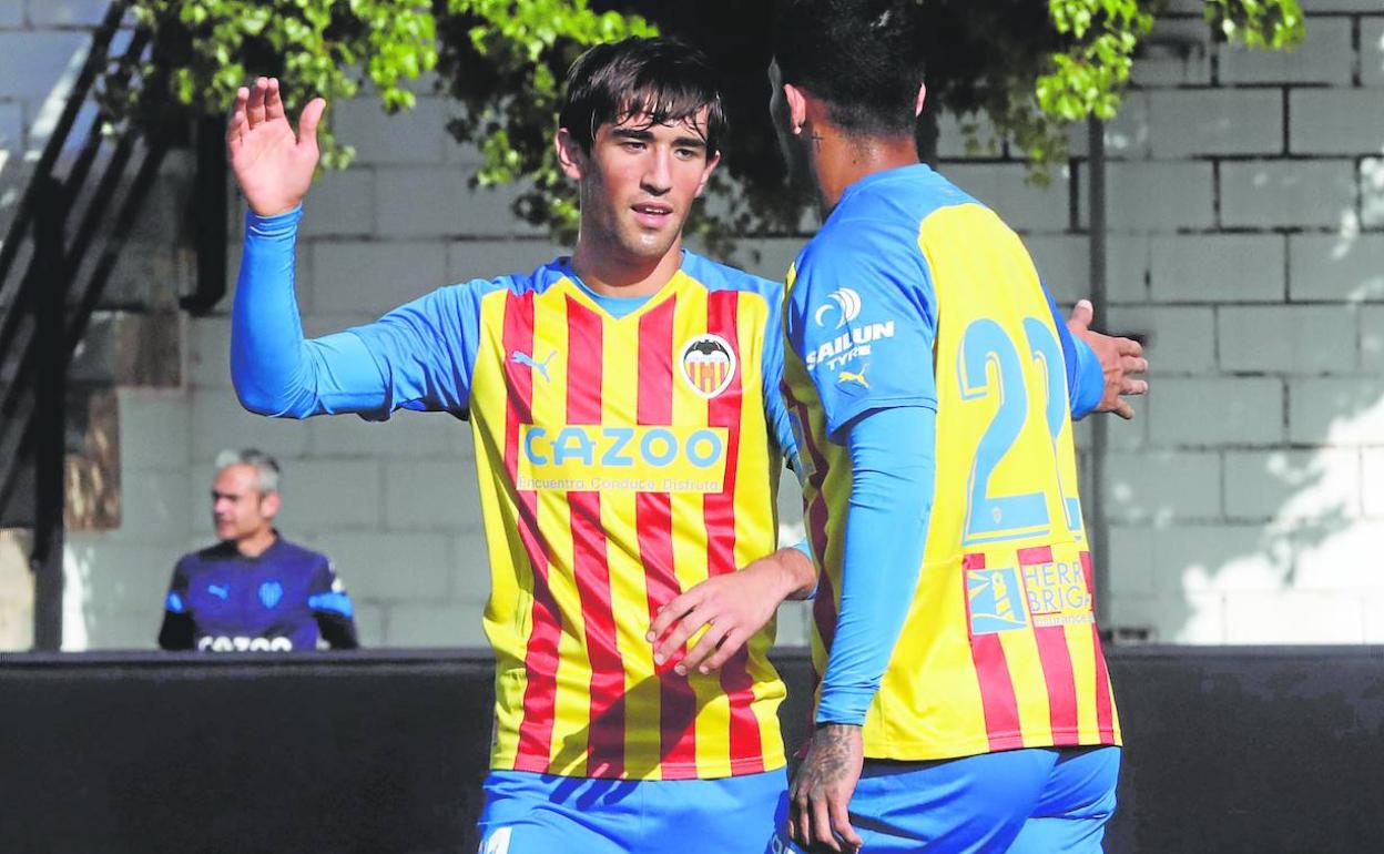 Jesús Vázquez felicita a Marcos André en el amistoso disputado en la ciudad deportiva este mes. 