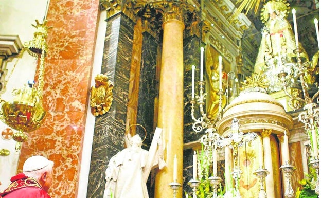 Benedicto XVI en la Basílica de la Virgen de los Desamparados. 