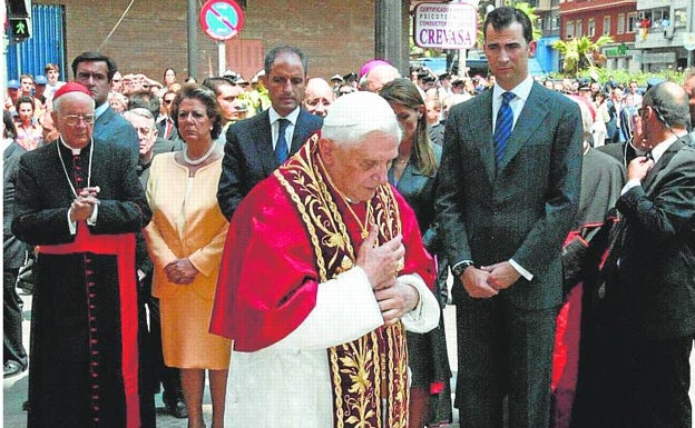 El Papa durante la oración en la boca de la estación de metro de Jesús. 