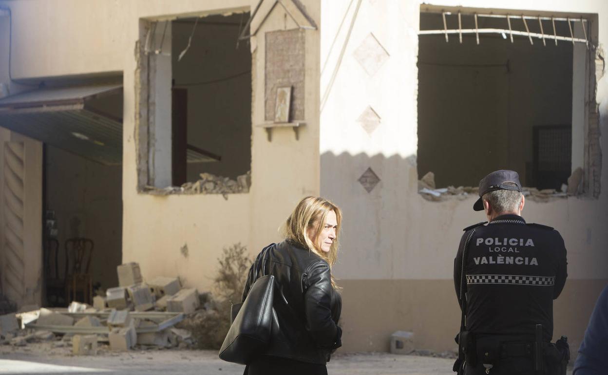 Aspecto de una de las naves en el inicio de los derribos. 