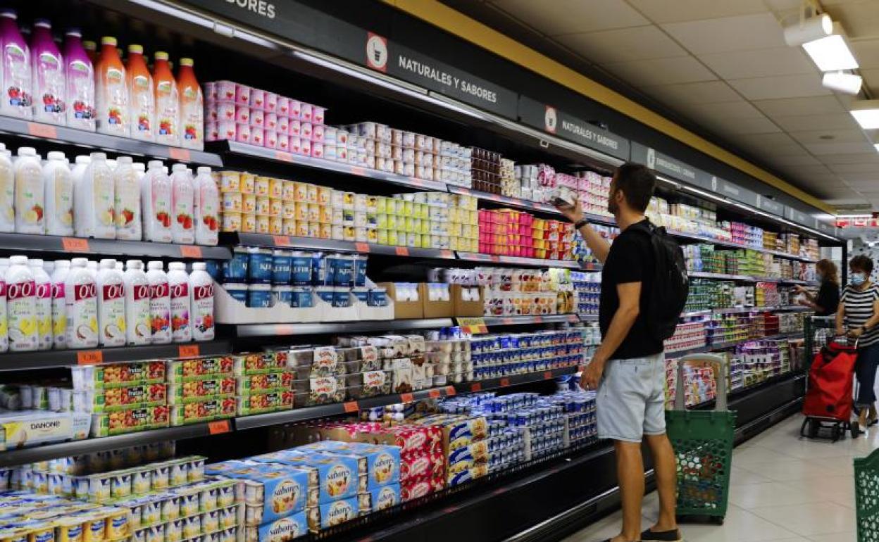 Una persona compra en un supermercado. 