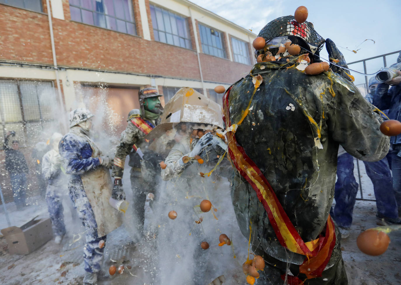 Fotos: Ibi se cubre de harina con la fiesta de &#039;Els Enfarinats&#039;