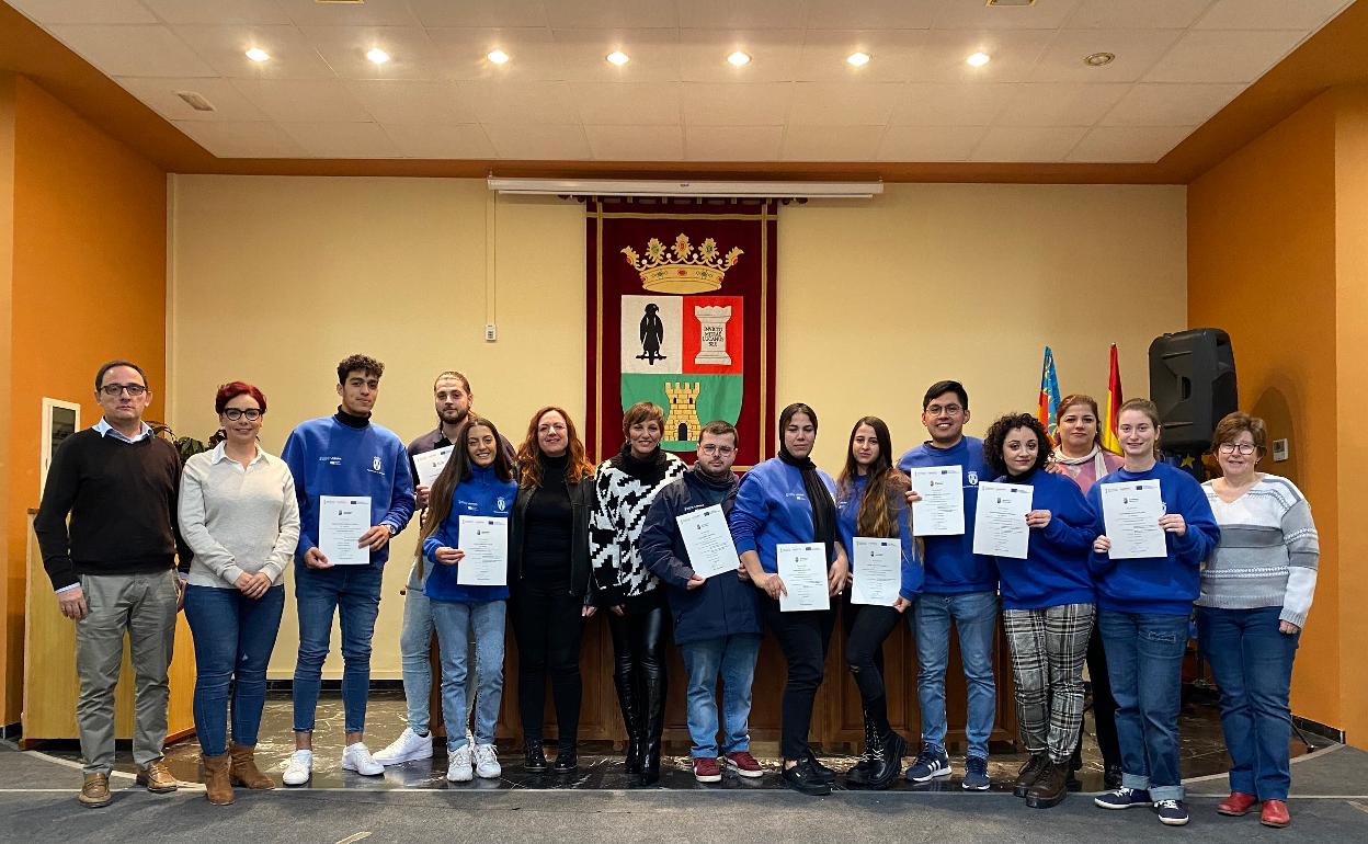 Entregas de diplomas a los jóvenes. 