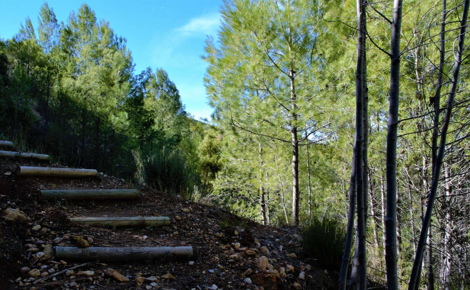 Escaleras en el ascenso hasta la localidad de Chera. 