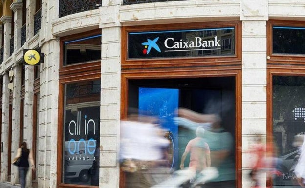 El aviso de Caixabank a los clientes con más de 65 años sobre el servicio de ventanilla