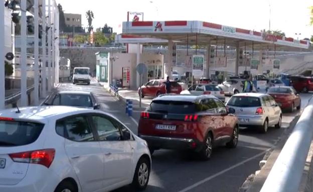 Precio de la gasolina | Los últimos días del descuento de 20 céntimos provocan largas colas en las gasolineras y algunos hasta cruzan la frontera desde Francia