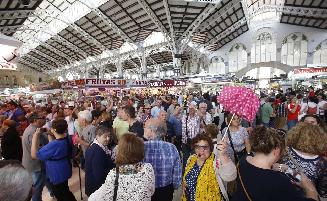 El Mercado Central de Valencia, repleto de clientes y visitantes, en una imagen de archivo. 