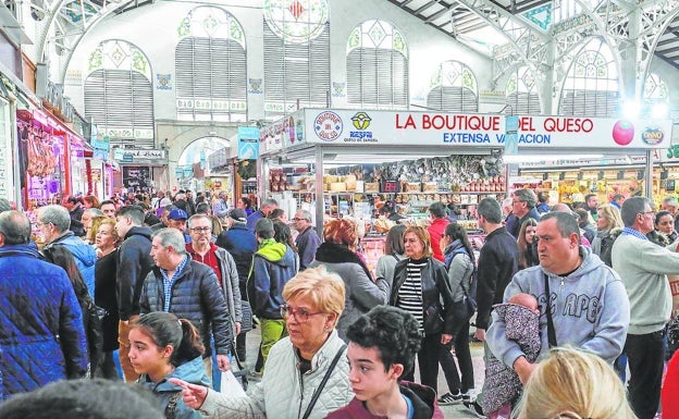 Imagen principal - Interior del Mercado Central, colas del parking y zona de la Lonja. 