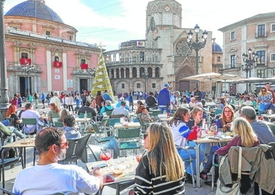 Imagen secundaria 1 - Calle Colón con gente de compras, y terrazas de la plaza de la Virgen y del Mercado de Colón. 