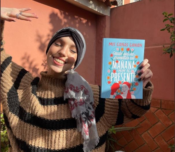 Elena Huelva posa con su libro en su cuenta de Twitter. 