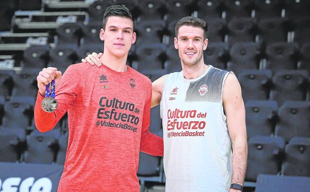 Campeones. Pradilla y López-Arostegui posan con la medalla de oro del Eurobasketen la Fonteta.