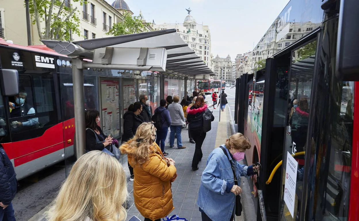 Parada de la EMT en el centro de Valencia. 