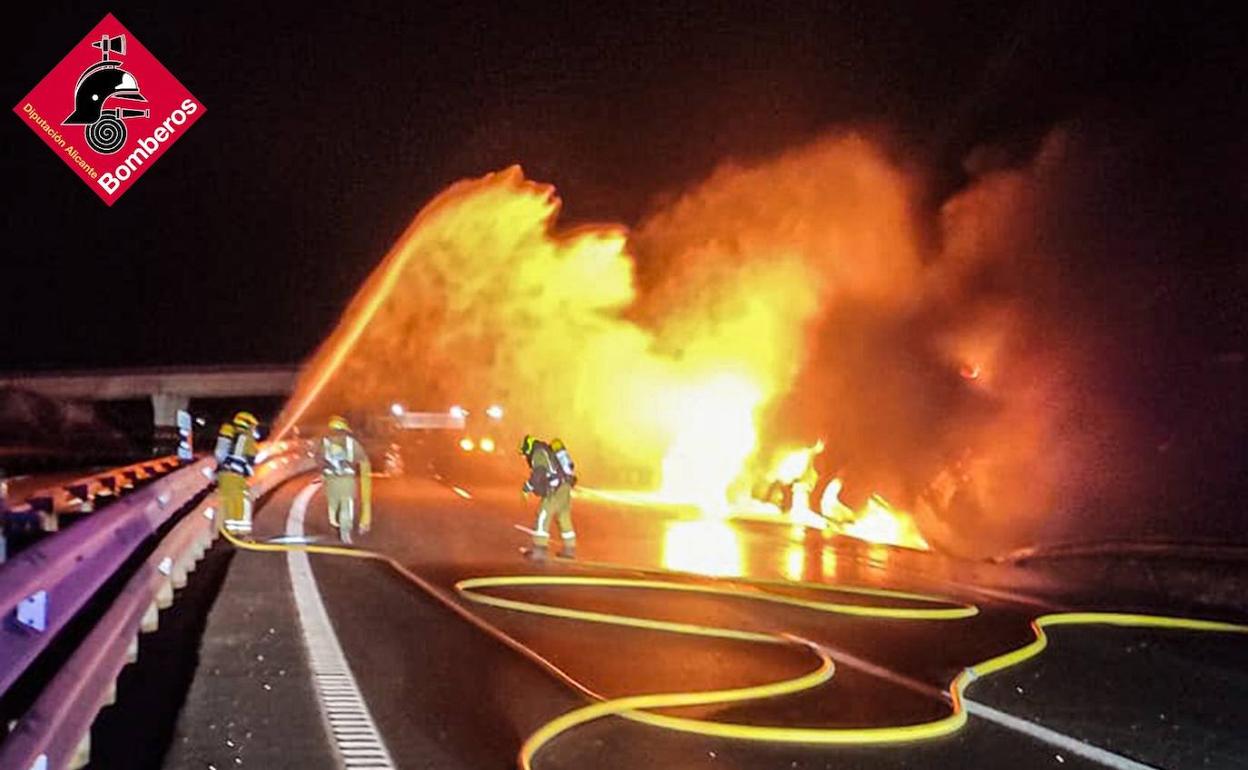 Imagen del camión incendiado en la autovía A-31. 