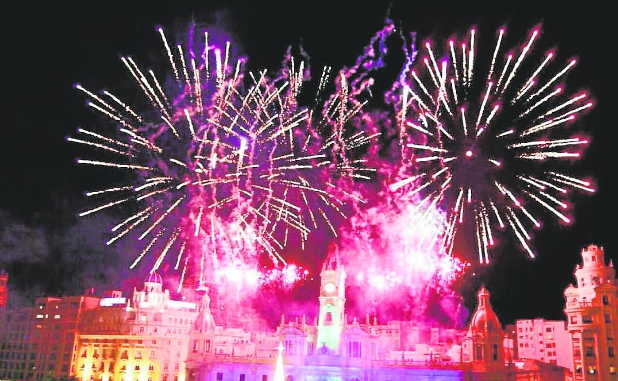 Disparo de fuegos artificiales, tras las campanadas, en la plaza del Ayuntamiento. 