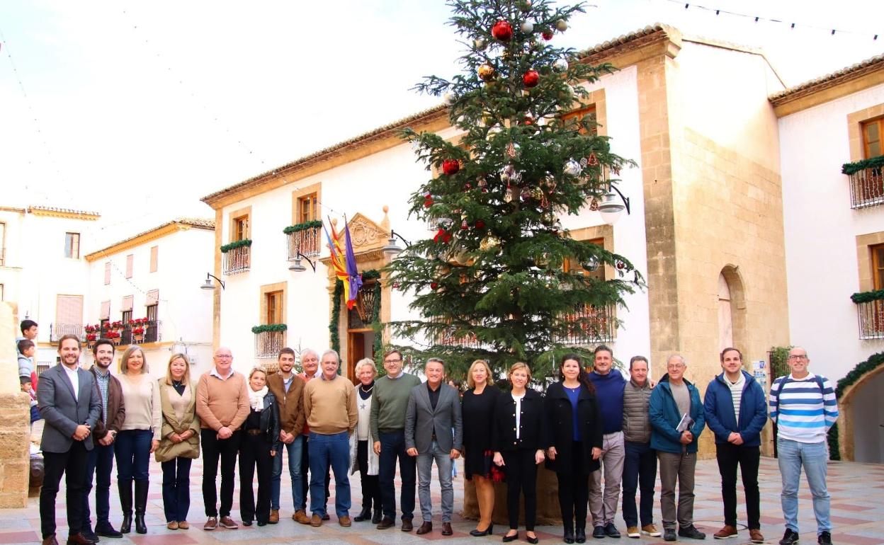 Los miembros de la corporación tras la celebración del pleno posan ante el árbol de Navidad. 