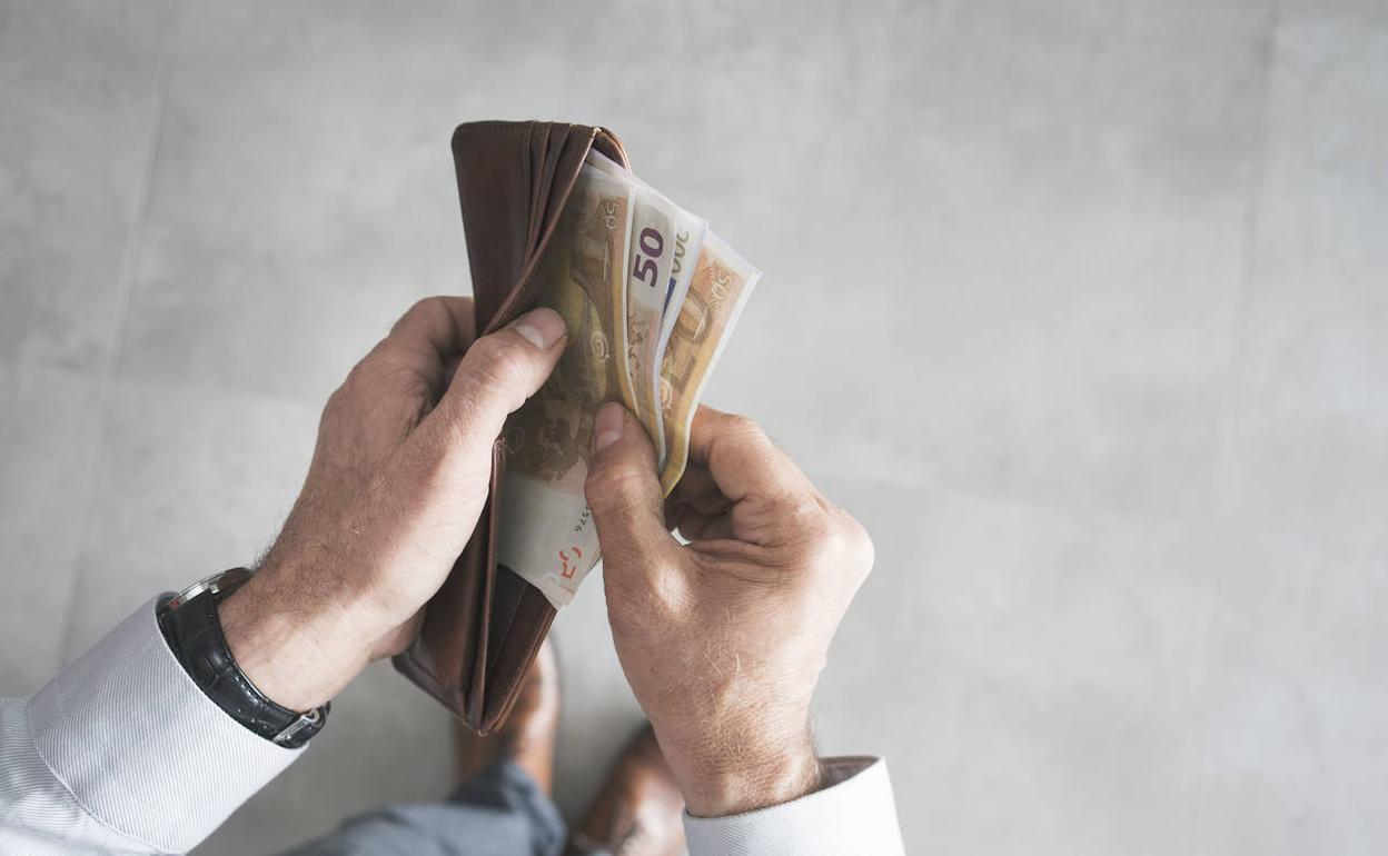 Una cartera con dinero en su interior.