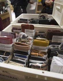 Imagen secundaria 2 - Maleta con juguetes eróticos que alguien dejó en la estación de Adif, cajón lleno de teléfonos móviles y otro con carteras. 
