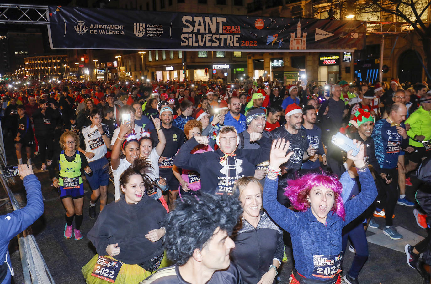 Miles de personas participan en la última carrera popular del año.