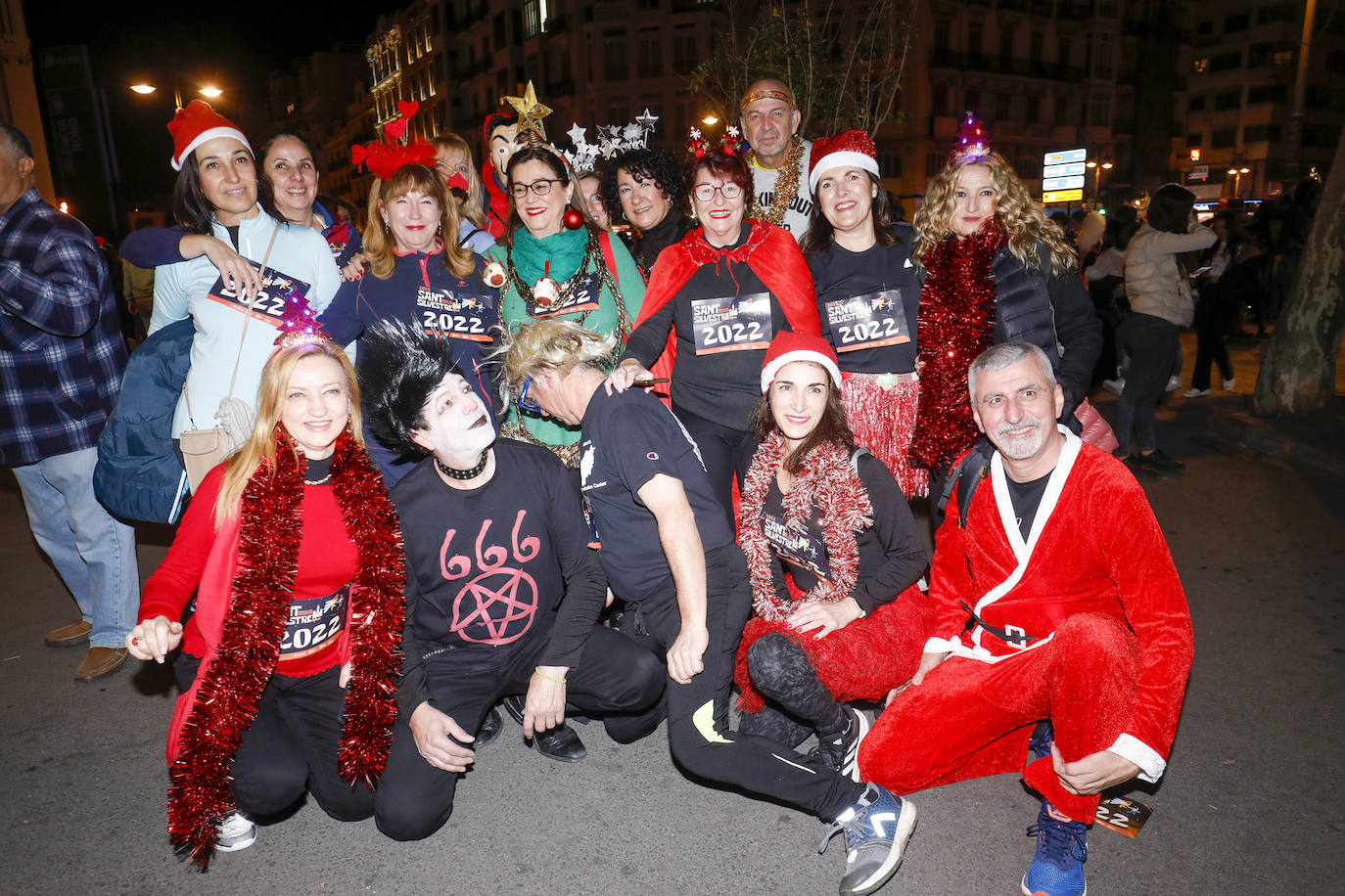 Miles de personas participan en la última carrera popular del año.