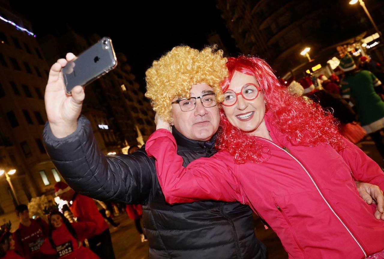 Miles de personas participan en la última carrera popular del año.